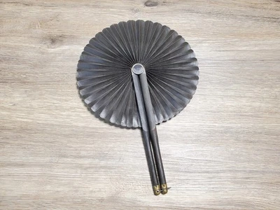 Старинный траурный ручной вентилятор викторианский кокарда аккордеон готический черный вощеный лен - Изображение 1 из 4