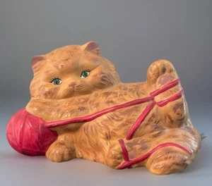"Gatito de cerámica de colección jugando con hilo pintado a mano ojos verdes naranja 12"" X 7""" - Imagen 1 de 9