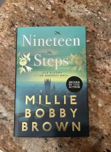 Actress MILLIE BOBBY BROWN Signed Autographed Nineteen Steps BOOK Waterstones UK - Foto 1 di 3