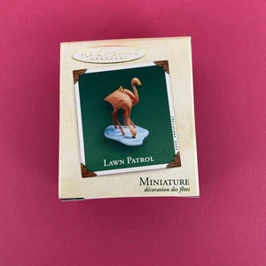 Lawn Patrol Hallmark Andenken Weihnachtsschmuck Miniatur rosa Flamingos - Bild 1 von 2