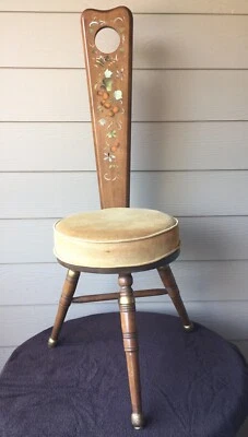 Taburete giratorio de tres patas con estampado Hitchcock de arce / puchero / silla Time Out Foto 1 de 4