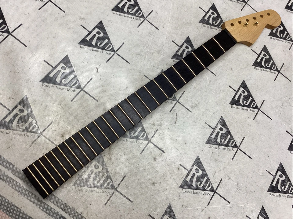 Guitarra Eléctrica Moderna Warmoth Strat Cuello Ébano 24 Trastes Foto 1 de 4