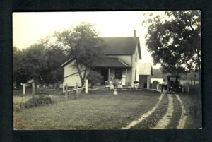 RPPC #48a AZO Familie zu Hause Auto in Einfahrt, unbenutzt - Bild 1 von 2