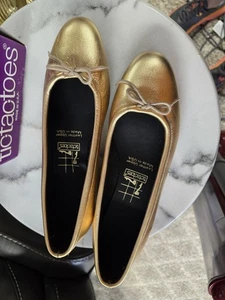 Tictactoes Women's Lisa Flats Gold Leather Slip On made in USA Size 8 W New - Picture 1 of 5