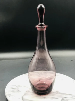 Decantador de tapón de vidrio púrpura/amatista Mid Century Foto 1 de 4