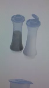 Tupperware große Sanduhr Salz & Pfefferstreuer - hellblau - Neu in Verpackung - Bild 1 von 3