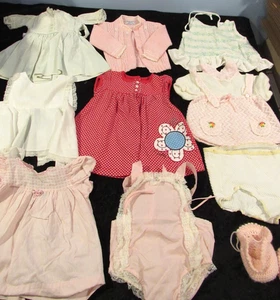 Vintage Paket mit 10 Puppen/Baby Mädchen Kleidung 3-6 Monate Größe SCHÖN mit Strampler/KLEIDER - Bild 1 von 10