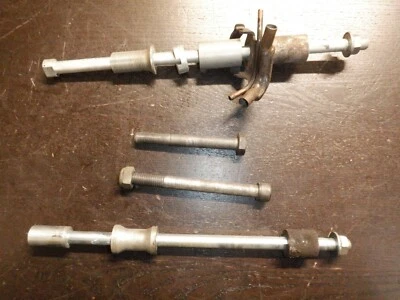 Honda CBR600RR 2004 | Eje y pernos del brazo oscilante de la rueda delantera | Fabricante de equipo original usado Foto 1 de 4