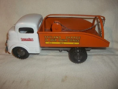 VINTAGE STRUCTO TOY'S TOYLAND GARAGE 24 HR TOWING SERVICE TOW TRUCK WITH WIND UP - Image 1 of 4