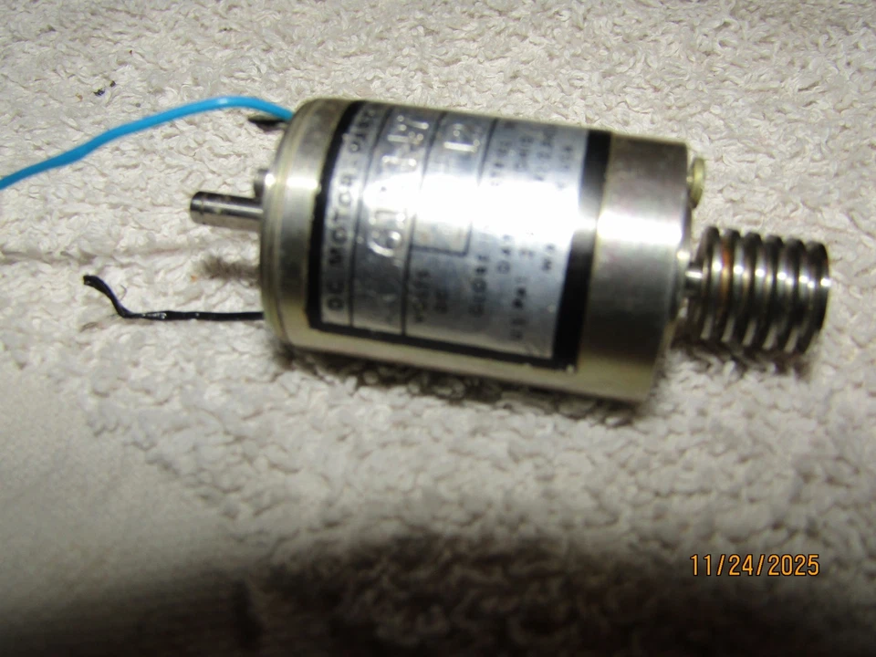 Vintage Globe Industries HO Locomotive 12V DC Motor with Worm Gear 61A147 Tested - Image 1 of 4