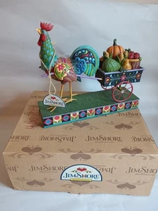 Jim Shore SOMETHING TO CROW ABOUT Box & Tag Rooster Pulling Cart Harvest Figur - Bild 1 von 10