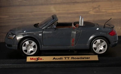 Maisto Audi TT Roadster Convertible Diecast Gris Con Base; faltan respaldos de asiento Foto 1 de 4