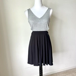 GUESS ärmelloses Fit and Flare Strickkleid mit seitlichem Cutout - Gr. Klein  - Bild 1 von 9
