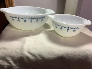 PYREX❄️ Vintage ❄️White With Blue Snowflake Garland Set Of Two Bowls #441 & #443 - Picture 1 of 12