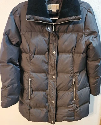 Casaco acolchoado feminino Michael Kors tamanho S forrado isolado cinza FALHA - Imagem 1 de 4