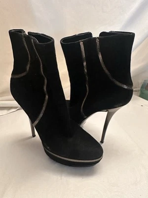 Botas de tornozelo plataforma de camurça preta Gucci com acabamento prata com zíper - Imagem 1 de 4