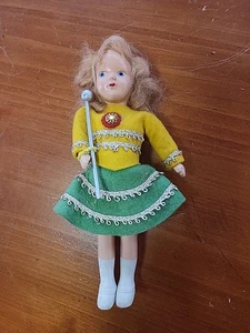 Vintage Puppe-Marschkapelle / Orchester Schulmädchen Trommel Major Majorette Geschichtenbuch - Bild 1 von 11