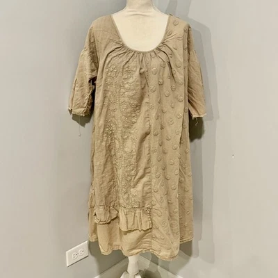 Vestido bordado Magnolia Pearl cáqui babydoll - Imagem 1 de 4