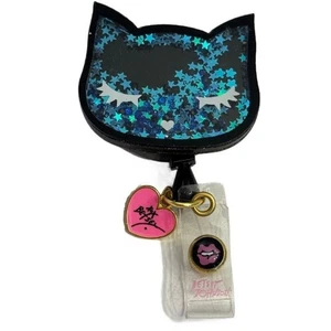 Mulinello distintivo ID retrattile Betsey Johnson nero viso gatto galleggiante stelle glitter - Foto 1 di 12
