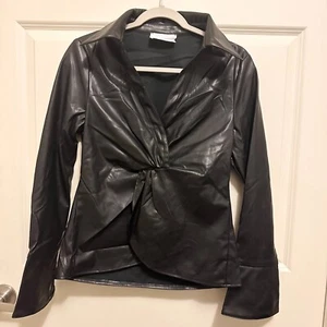 Six/Fifty schwarz Kunstleder Glamour Top Surplice Ausschnitt Langarm Medium Neu mit Etikett - Bild 1 von 10