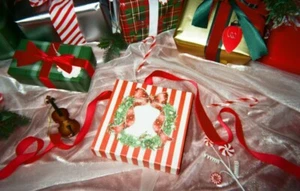 A Very Laufey Holiday 7” Boxset - Winter Wonderland & Christmas Waltz 🩷 IN HAND - Picture 1 of 10