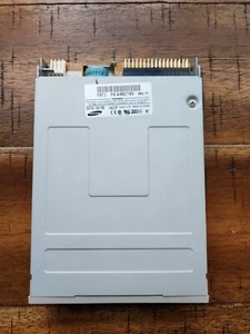 Samsung SFD-321B , 1.44 Gray Floppy Disk Drive - Picture 1 of 8