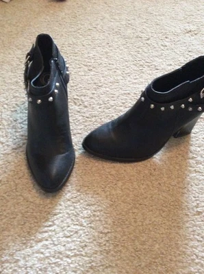 Botas botín G by Guess GG Flygirl negras con tachuelas y cremallera lateral con tacón Foto 1 de 4