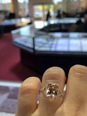 Anillo de cumpleaños con halo solitario de diamantes morganita natural de 1,5 quilates de oro rosa sólido de 14 k Foto 1 de 4