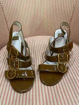 Sandalias marrón con tiras gruesas doradas Louise et Cieloni talla 8/38,5 precio de venta sugerido por el fabricante 149,95 USD Foto 1 de 4