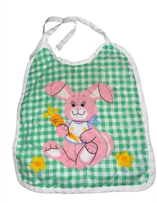 Babero bebé de tela vintage verde a cuadros rosa con zanahoria  Foto 1 de 2