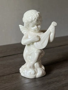 "Estatuilla pequeña de instrumento de juego de ángel querubín de porcelana esmaltada blanca vintage de 5""" - Imagen 1 de 12