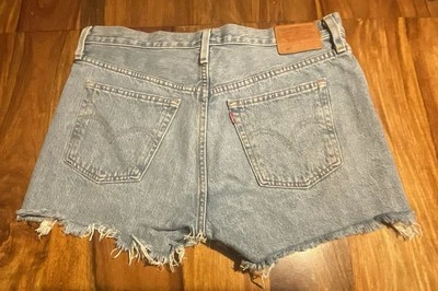 LEVI’S PREMIUM 501 WOMEN’S CUT OFF DENIM SHORTS W30” GRADE A - Image 1 of 4