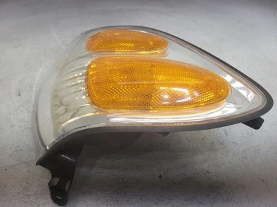 2001-2004 Toyota Sequoia Passenger Turn Signal Light Lamp 81510-0C020 - Image 1 of 4