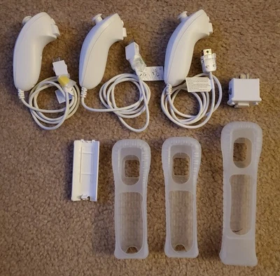 LOTE NINTENDO WII OEM: 3 mandos Nunchuck + 1 adaptador Motionplus + accesorios Foto 1 de 2