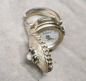 Vintage Baroness 17 Jewels Peek A Boo Ring Aufziehuhr goldfarben läuft! - Bild 1 von 9