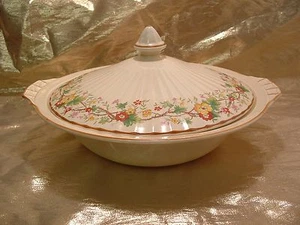 Crown Ducal England China - Melrose Pattern - Covered Vegetable Bowl with Lid - Picture 1 of 12