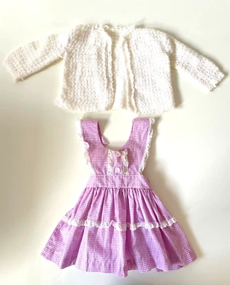 Suéter tejido blanco y algodón lavanda delantal bebé hecho a mano vintage 1961 Foto 1 de 4