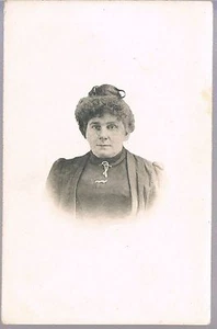 PRIVATE FRENCH POSTCARD ? PORTRAIT OF A MIDDLE AGED WOMAN C1905 - Imagen 1 de 2