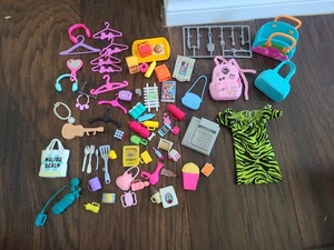 LOTTO VINTAGE + Borse Barbie Contempo Zaino Abito Accessori Chitarra e Casa  - Foto 1 di 12