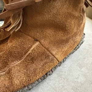 Blondo Leather Moccasin Fringe Boots Embroidered Faux Fur Luxury Women’s 8 - Picture 1 of 4