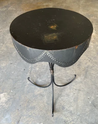 ВИНТАЖНЫЙ МЕТАЛЛИЧЕСКИЙ АКЦЕНТ TOLE КРУГЛЫЙ TBLE, ЗУБЧАТЫЙ КРАЙ, РАСПИСАННЫЙ ВРУЧНУЮ ГОЛЛИВУДСКОЕ РЕГЕНТСТВО - Изображение 1 из 4