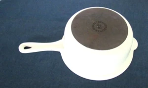 VINATGE LE CREUSET CAST IRON # 22   WHITE  2 QT CASSEROLE POT  NICE!! - Picture 1 of 10