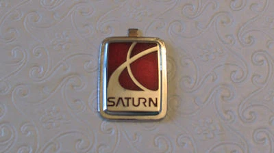 Nuevo emblema placa de identificación del volante Saturn serie S roja OEM 21049057 Foto 1 de 2