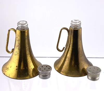 Salero de vidrio con cuerno de latón vintage de 2,5" Foto 1 de 4