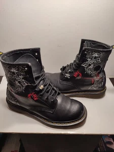CHAUSSURE MONTANTE BOTILLON CUIR D. MARTENS MOTIF SKULL  TAILLE 38  UK 5 - Foto 1 di 10