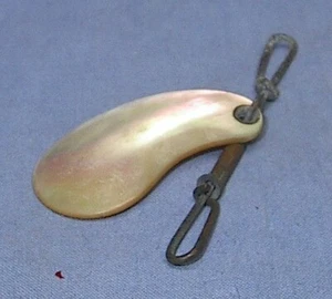 FISHING LURE VINTAGE MOTHER OF PEARL KIDNEY SHELL 1 3/8" MAINE BARN FIND R - Picture 1 of 2