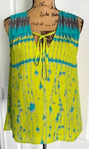 BCBG MAX AZRIA Top Sin Mangas Cuello en V Borlas Gasa Verde Floral Mediano - Imagen 1 de 5