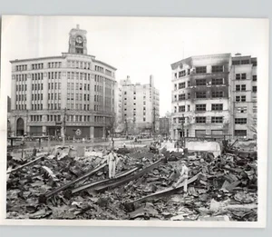 US Soldiers at BOMB BLASTED Wreckage of TOKYO Japan WWII 1945 Press Photo - Picture 1 of 2