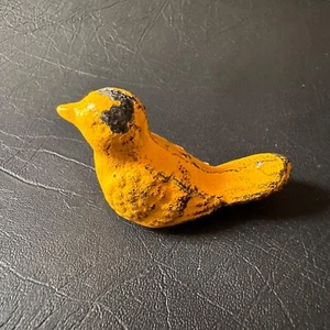 VINTAGE RUSTIC YELLOW PAINTED CAST IRON FINCH BIRD DECORATIVE FIGURINE - Picture 1 of 7