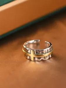 I05 Ring mit goldenem Kreuz gehämmerte Optik Silber 925 verstellbar - Bild 1 von 4